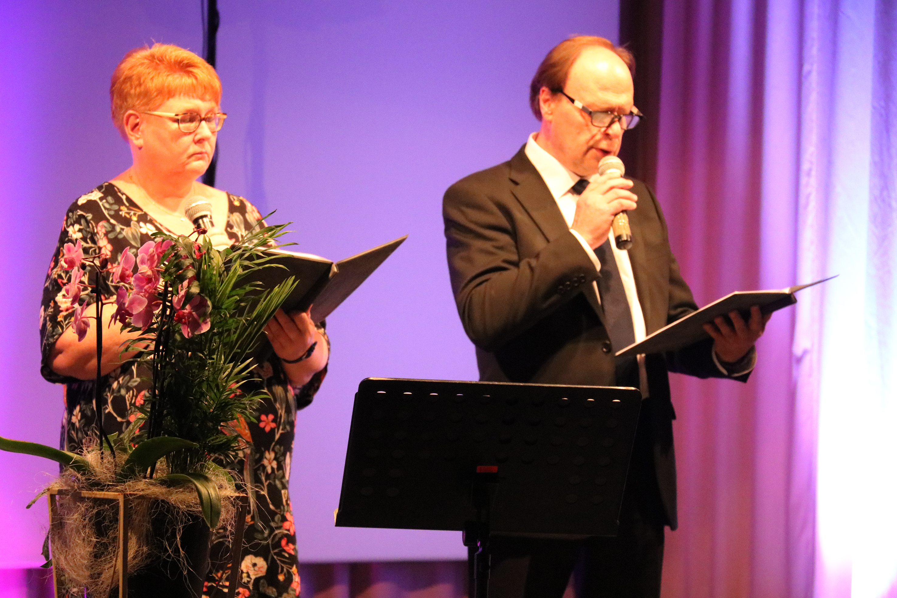 Juontajina konserteissa olivat Oili Kangasniemi ja Markku Kortet.