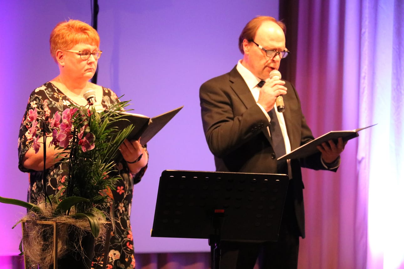Juontajina konserteissa olivat Oili Kangasniemi ja Markku Kortet.