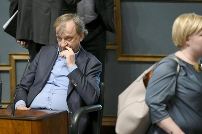 Kansanedustaja Harry Harkimo (Liike Nyt) eduskunnan täysistunnossa. LEHTIKUVA / JUSSI NUKARI