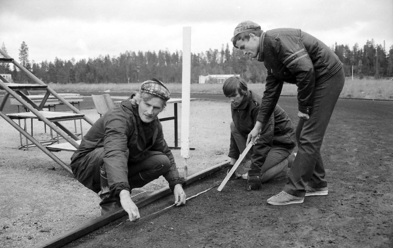 Posion Pyrintö isännöi yleisurheilun A- ja B-poikien SM-kisoja 17.-18.7. 1971. Esko Ahola (vas.), kesäkuussa työnsä aloittanut nuoriso-, liikunta- ja raittiussihteeri, kilpailujen tekninen johtaja Tuomo Niemilehto (oik.) ja kolmas henkilö mittaamassa suorituspaikkoja ennen kisoja. (Jos tunnistat tämän kolmannen henkilön, ota yhteyttä erkki.ahola@koillissanomat.fi tai 040-5667723.)