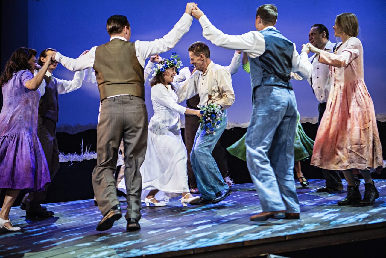 Heiman on vahvasti visuaalinen, unenomainen tarina, ja hääkohtaus on yksi näytelmän kohokohtia.