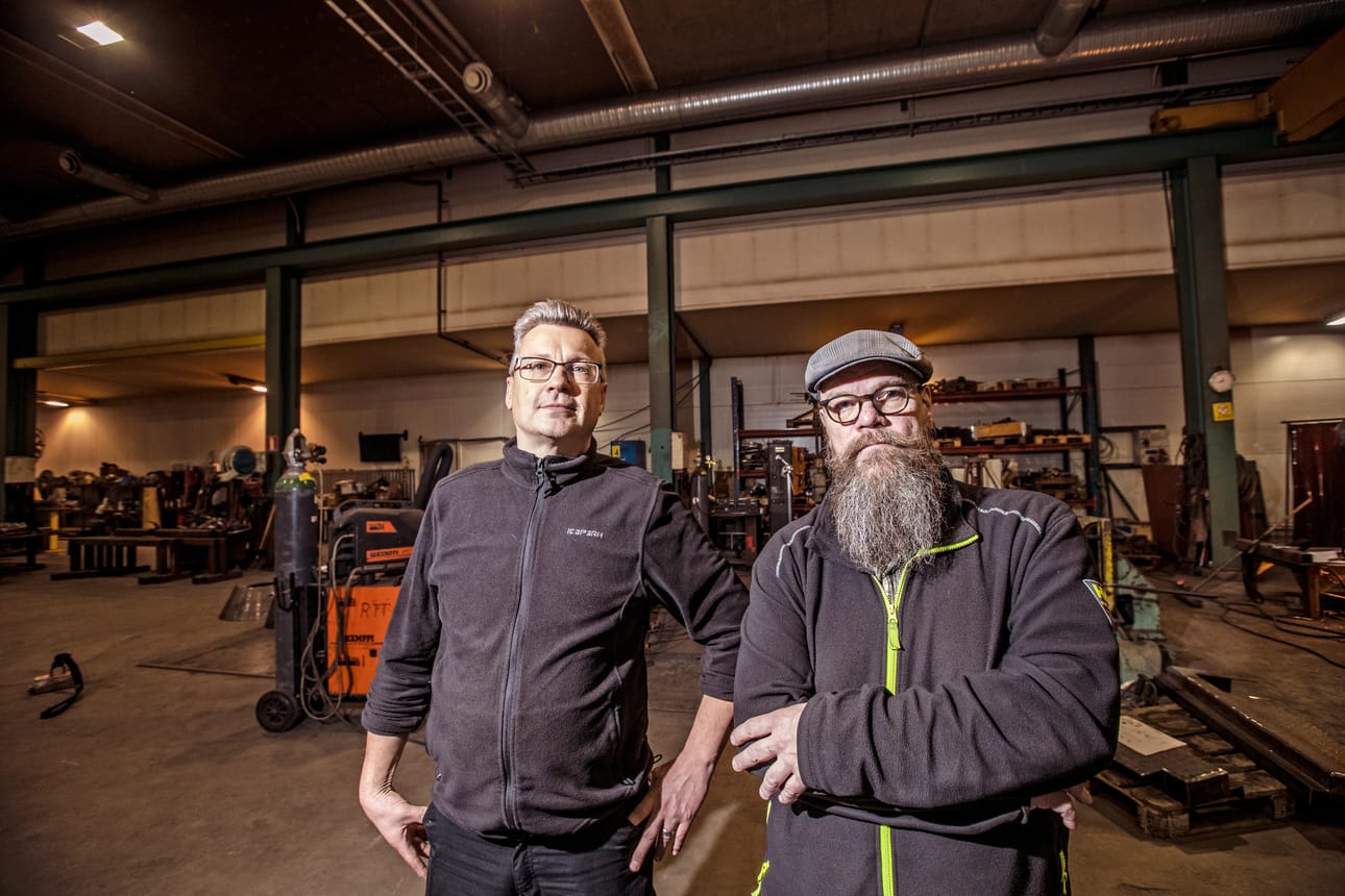 Raahen Terästuotteen uusi omistaja Marko Rinkinen saa siirtymävaiheessa apua ja neuvoja Pekka Kärenaholta.