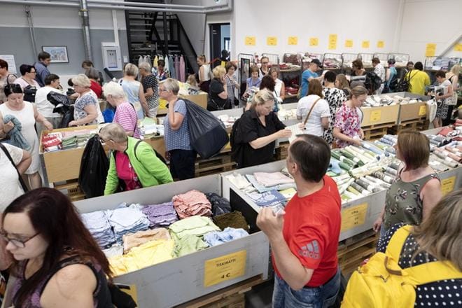 Lapuan Kankureiden kutomo toimii viikonlopun aikana myymälänä, jonne ihmiset matkaavat myös kauempaa tekemään löytöjä. KUVAT: JOUKO HÄNNINEN
