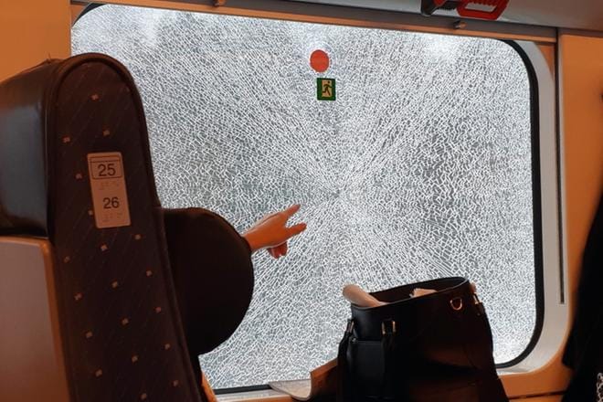 Helsingistä Ouluun Tampereen ja Seinäjoen kautta matkanneen InterCityn ikkuna poksahti rikki Parkanon liepeillä. VR:n mukaan ikkunaan kimposi ilmeisesti jäätä. KUVA: TEEMU LAMPINEN