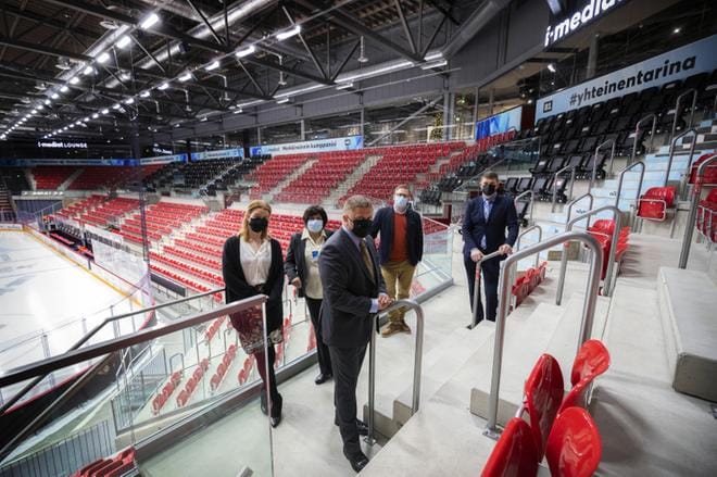 Jääplatta on vanha, mutta muuten on paljon uutta, iloitsevat Vaasan jäähallin peruskorjauksen tuloksia esitelleet (vas.) Pia Reini, Päivi Tuominen, Mathias Skytte, Tommi Pullola ja Michael Lyyski. Remontti on viimeisiä viilauksia vaille valmis. KUVAT: JARNO PELLINEN