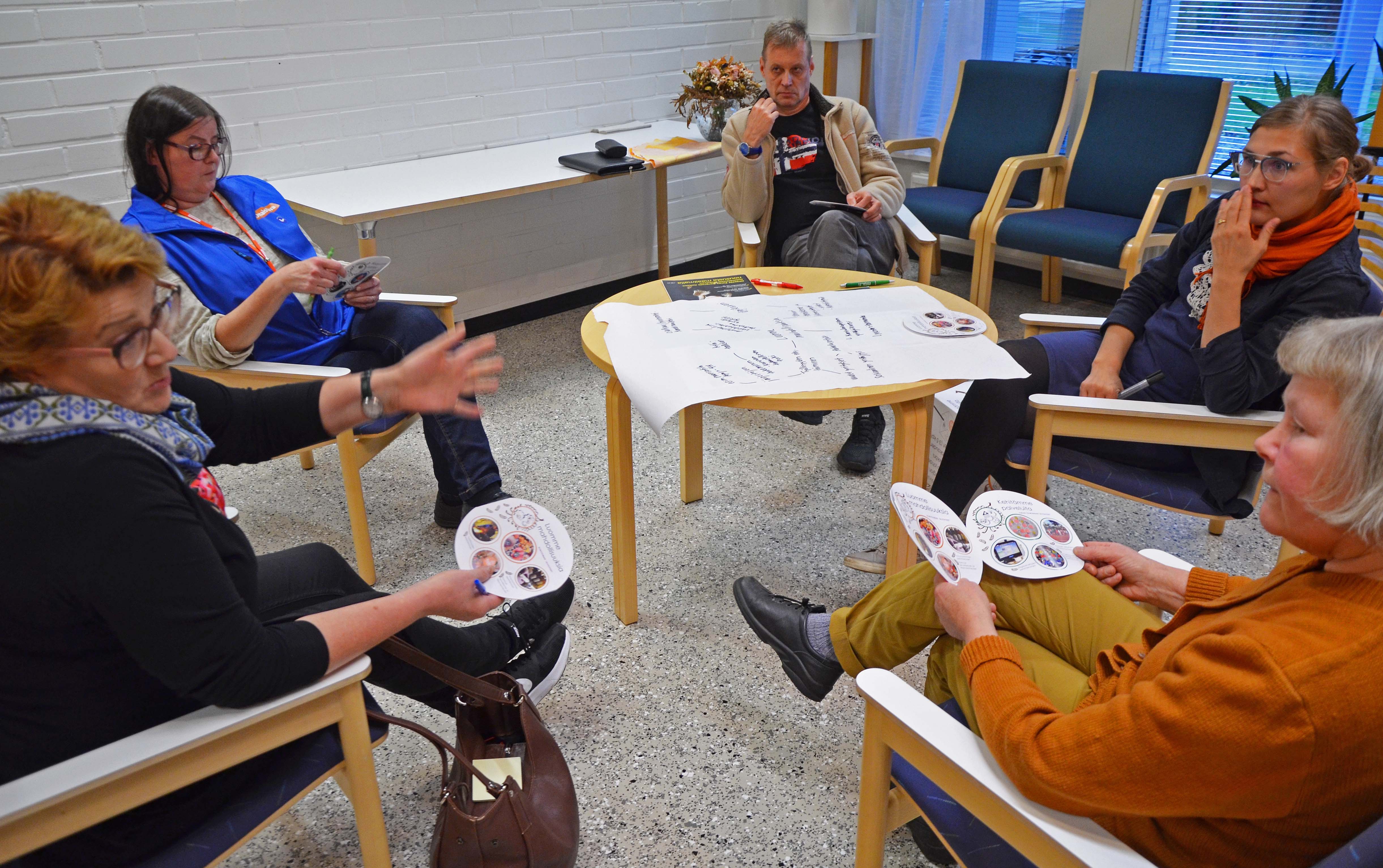Tarja Revonmäki (vas.), Laila Setämaa, Matti Mälkiä, Sanna Karhu ja Irja Lohilahti pohtivat, miten luoda mahdollisuuksia elinvoimaiselle Posiolle.