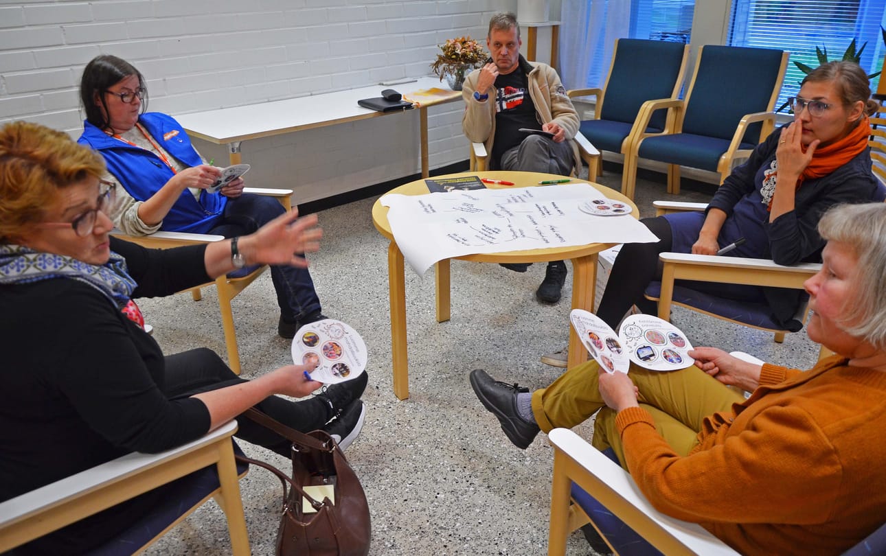 Tarja Revonmäki (vas.), Laila Setämaa, Matti Mälkiä, Sanna Karhu ja Irja Lohilahti pohtivat, miten luoda mahdollisuuksia elinvoimaiselle Posiolle.