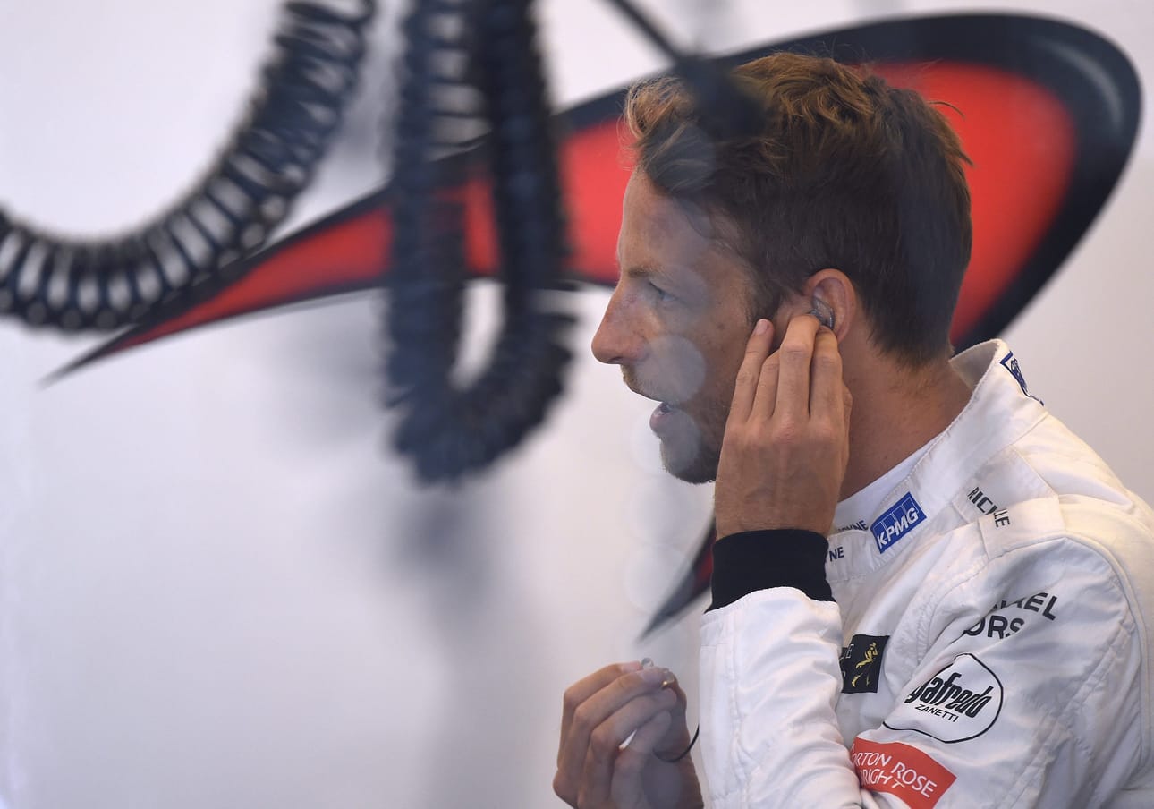 McLarenin Jenson Button lyttäsi täksi kaudeksi uudistetut ja viime viikolla kiristetyt säännöt.