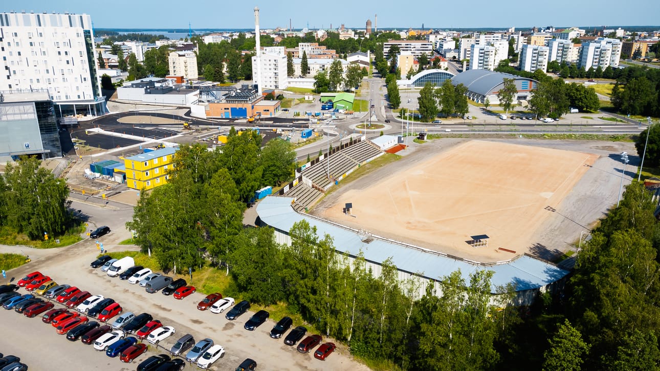 Vuonna 2017 hyväksytyssä asemakaavassa nykyinen pesäpallokentän alue on kaavoitettu yleiseksi pysäköintialueeksi.