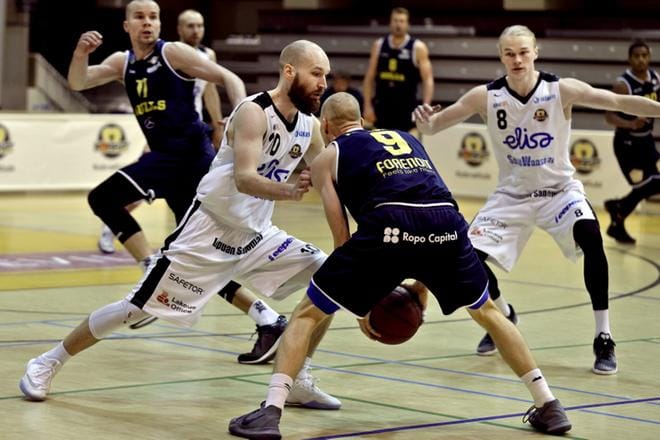 Jussi Turja ja Panu Peltokangas yrittävät pysäyttää Seagulssin Antti Kanervon etenemisen. Kuvat: Heikki Hakanen
