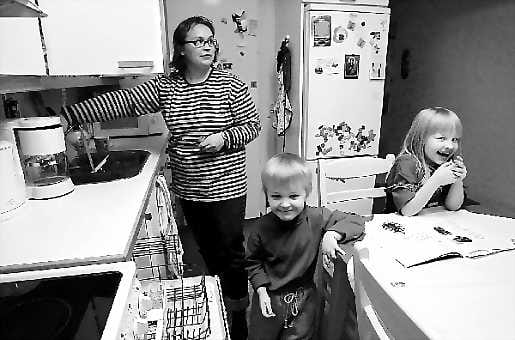Iloisesti uruilla. Jos perheen harrastuksista puhutaan, nelivuotiaan Hanneksen ykköslaji on leikkimisen ohella urkujen soitto, jota äiti Teija Mikkilän on harjoiteltava päivittäin opintojensa takia. Viivi on uskollinen yleisö.