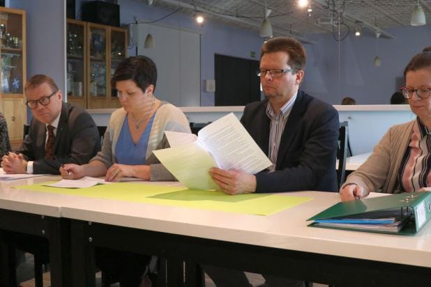 Kaupungin ja Kaksineuvoisen iltapäivän infossa, joka oli ennen hallituksen aiottua myöhemmäksi siirtynyttä tiedotustilaisuutta arvoitiin vielä, että koulutyö voi jatkua Kauhavalla normaalisti koronatilanteesta huolimatta. Hallituksen historiallinen päätös sulkee koulut ja siirtää suurimman osan Suomen lapsista etäopetukseen. Infossa olivat paikalla ylilääkäri Heidi Ojala, kaupunginjohtaja Markku Lumio, vt. johtaja Piia Kujala, sivistysjohtaja Markku Viitasaari ja hallintojohtaja Liisa Salo sekä kuvasta puuttuva viestintä- ja markkinointikoordinaattori Liina Hautanen. KUVA: MARIANNE LÄHDE