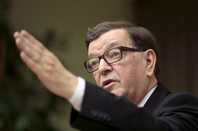 Europarlamentaarikko Paavo Väyrynen ilmoitti torstaina asettuvansa ehdolle keskustan varapuheenjohtajaksi. Paikalliset keskustalaiset kutsuvat tilannetta joko farssiksi ja peräänkuuluttavat selkärankaa tai ovat tyytyväisiä vaalikamppailusta. KUVA: LEHTIKUVA/ALEKSI TUOMOLA