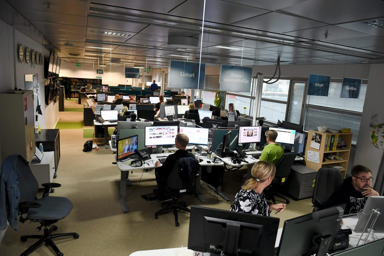 Uudistetut Journalistin ohjeet astuvat voimaan tänään. Kuva STT:n toimituksesta vuonna 2019. LEHTIKUVA / Antti Aimo-Koivisto