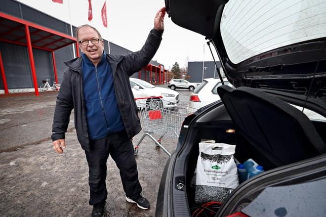 Hiekoitussepelit kyydissä. Seinäjokelaisen Kari Jantusen kokemuksen mukaan sepeli on parasta liukkauden torjunnassa, kun piha on kalteva. KUVA: KARI LÖFHJELM
