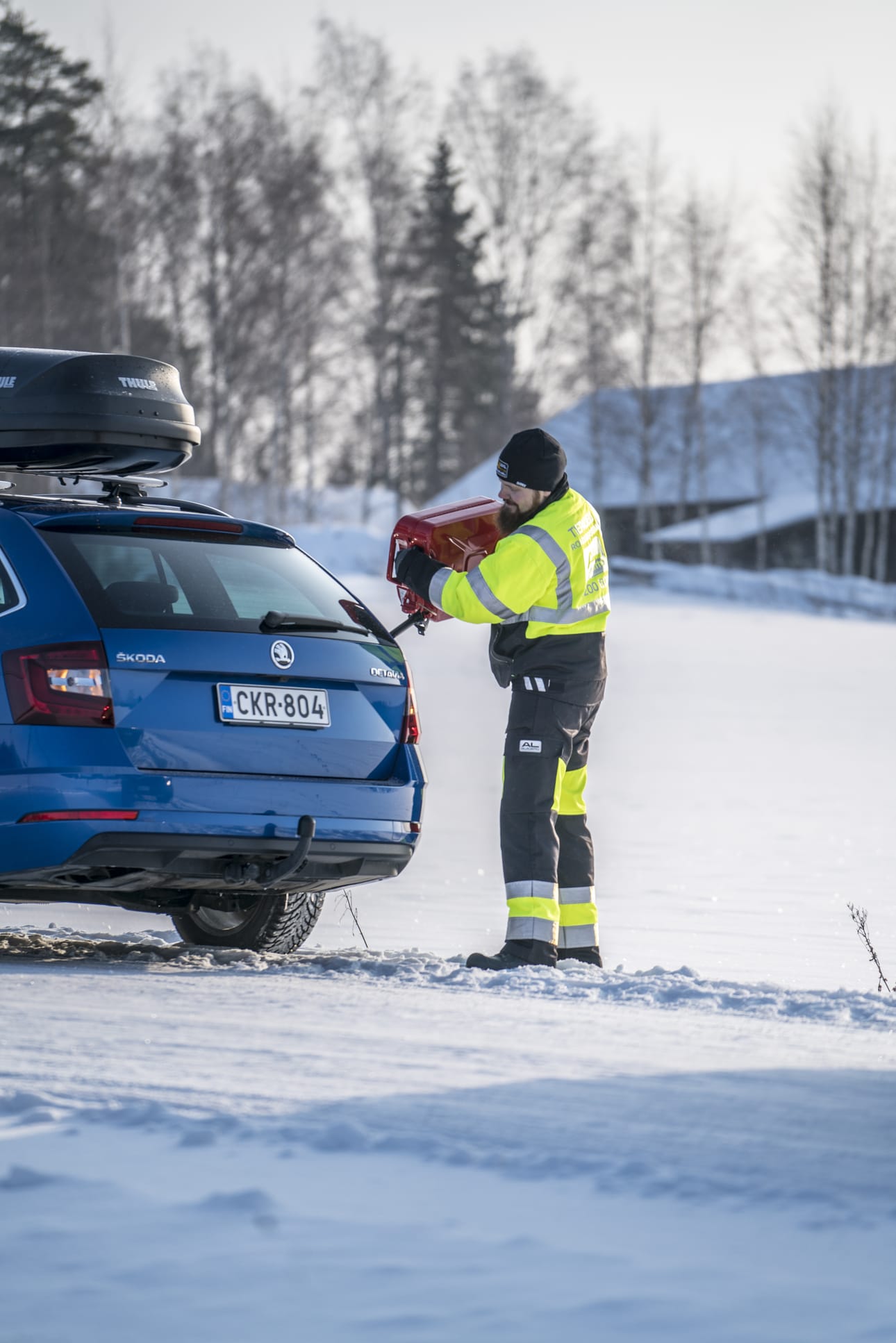Vierailla tieosuuksilla liikuttaessa auto on järkevä tankata viimeistään, kun on varttitankki polttoainetta jäljellä.