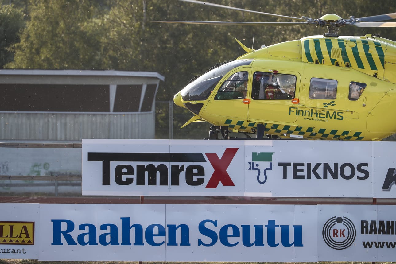 Pekastushelikopterin laskeutuminen viereiselle kentälle keskeytti pelin hetkeksi ensimmäisellä jaksolla.