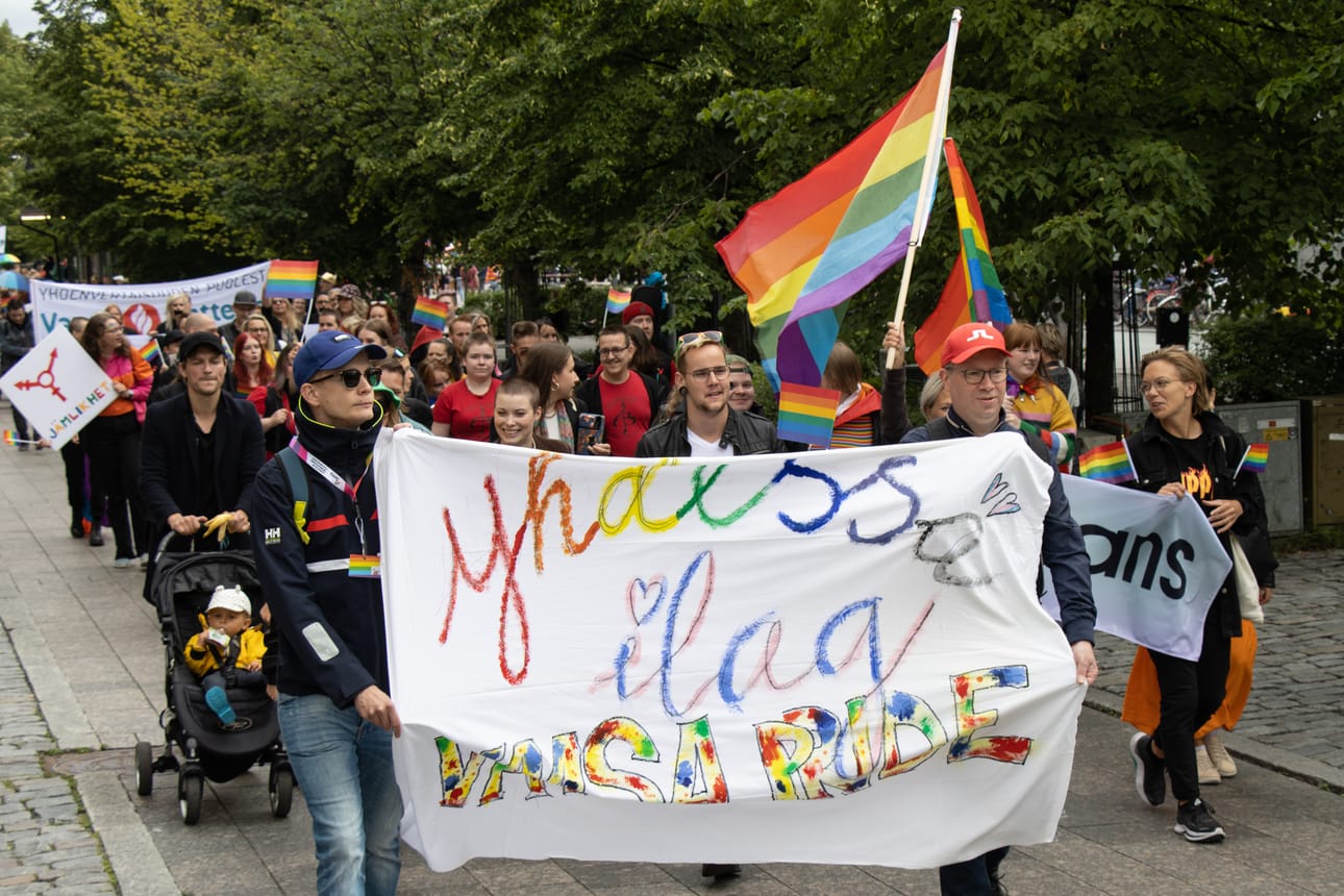 Pride-tapahtumat ovat olleet jatkuvasti vaasalaisen kansanedustaja Jukka Mäkysen (ps.) hampaissa. Edelliskesän kolumni aiheesta johti rikosilmoitukseen ja tämän kesän kirjoitus on poikinut ainakin kantelun JSN:ään. Vaasan Pride-kulkueessa liput liehuivat ja banderollit nostivat esiin tasavertaisuuden sanomaa. Arkistokuva.