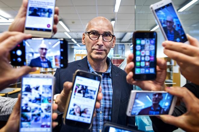 Tylsyyttä ei pitäisi paeta puhelimen taakse, vaan se pitäisi opetella kohtamaan, sanoo Juha T. Hakala. KUVA: SLOTTE CLAS-OLAV