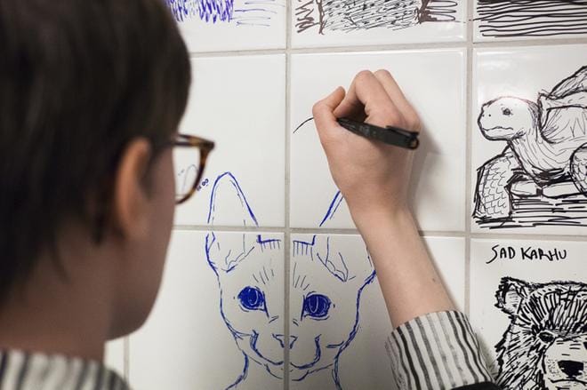 Taiteilijat saavat nyt piirrellä vessan seiniin ihan luvan kanssa.