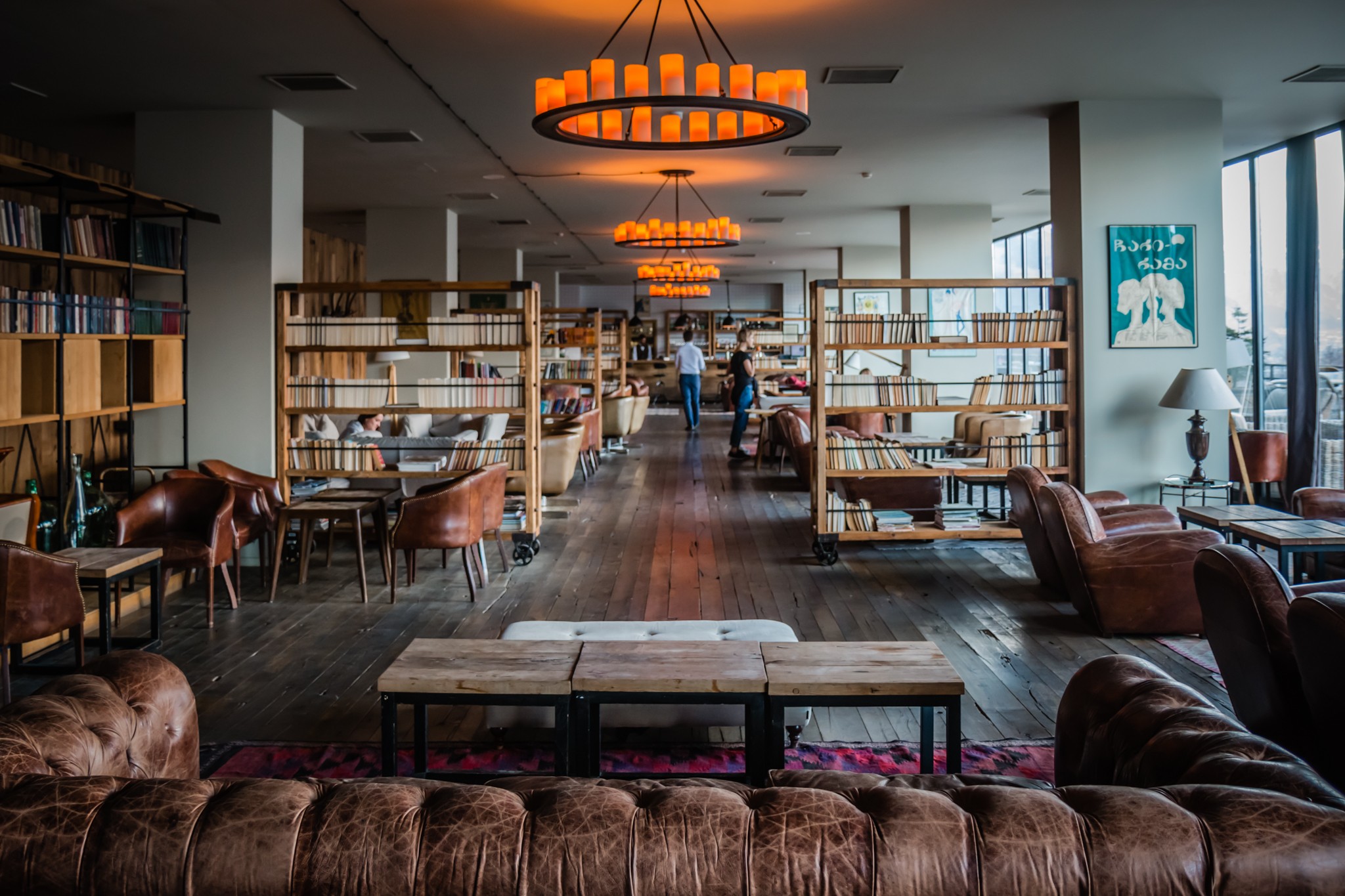 Rooms-hotellin upeassa, kirjastomaisessa ravintola-baarissa kelpaa ruokailla, siemailla viiniä ja ihailla maisemia.