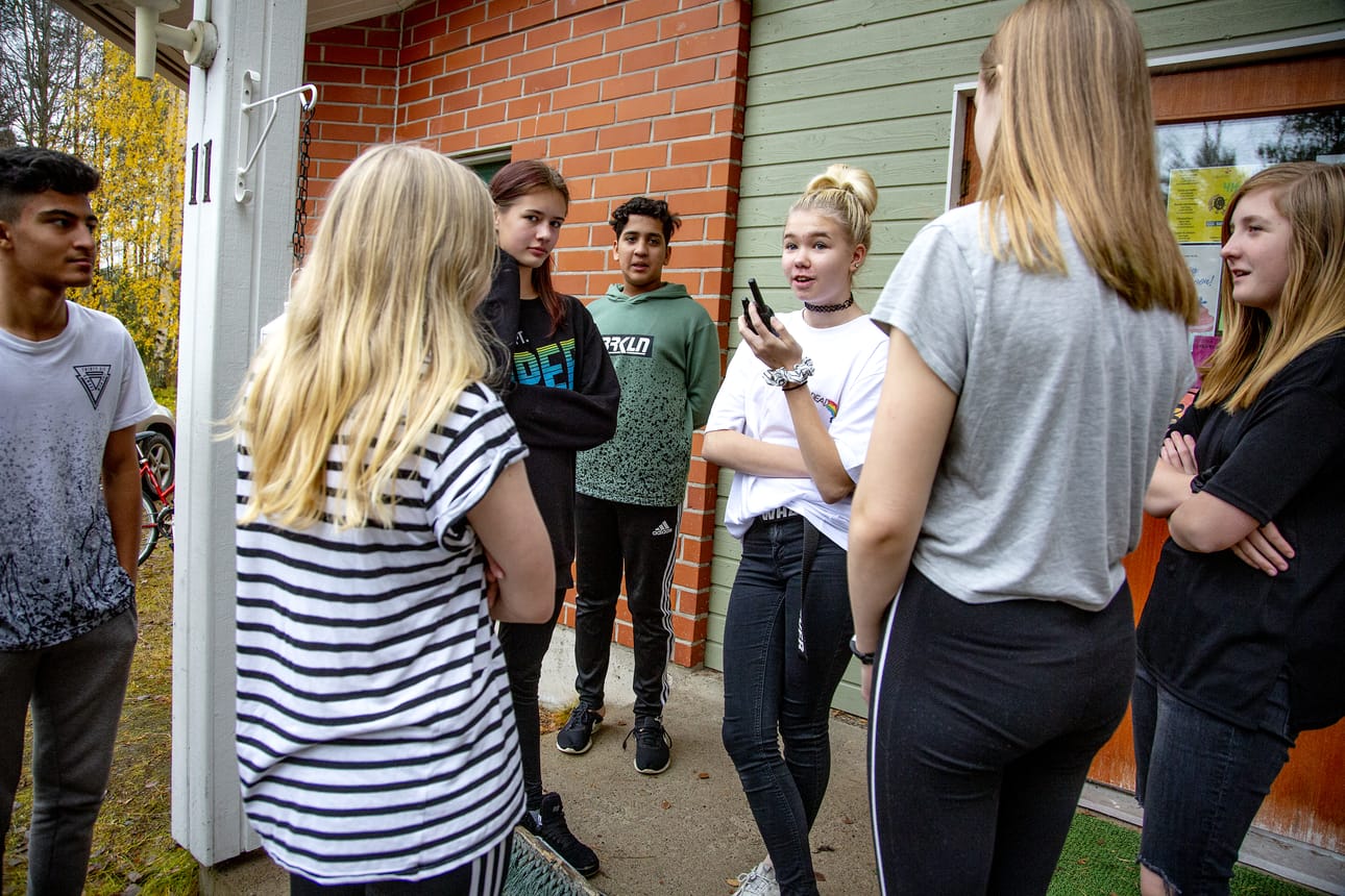 Big Sister -talossa oli 8 kilpailijaa. Mikaela Mikkola (keskellä) vastaanottaa lälläristään tiedon uudesta tehtävästä, joka kilpailijoiden pitää suorittaa.