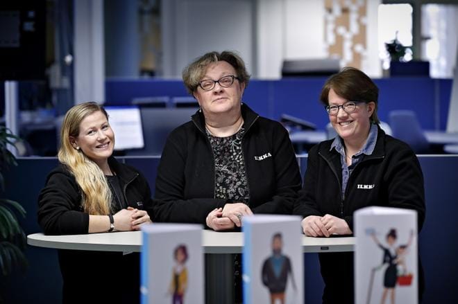 Ilkan toimittajat Marjut Kriikku, Marja Tyynismaa ja Pia Hunnakko ovat maanantaina tavattavissa torilla. Kuva: Tomi Kosonen