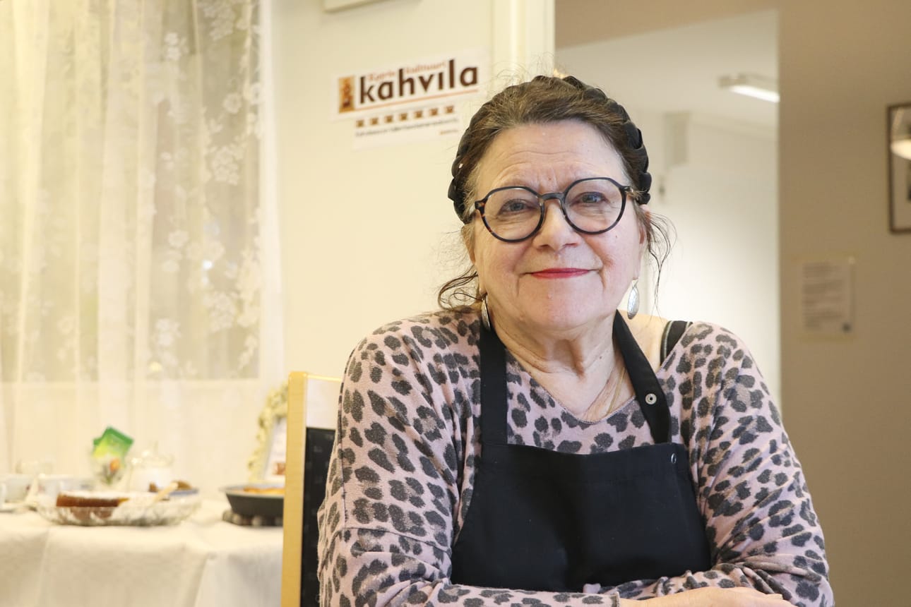 Katri Virtanen perusti viime kesänä Kauppatielle Katrin kulttuurikahvilan. Kahvila on osa Virtasen Elämän Wirtaamo -yritystä, joka tarjoaa hyvinvointipalveluja, kuten hierontaa ja fysioterapiaa.