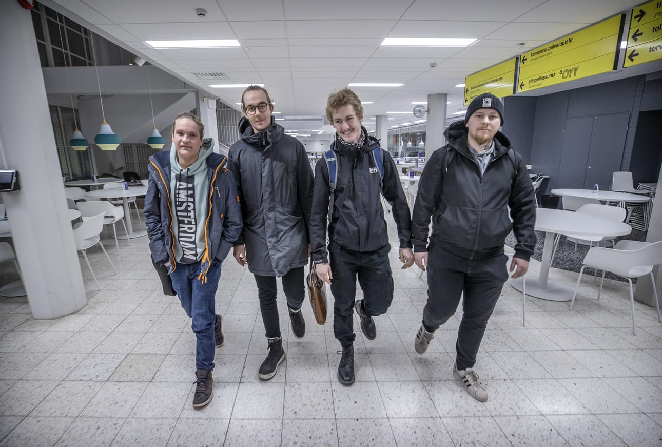 Tieto- ja viestintätekniikkaa opiskeleville Miika Puomiselle (vasemmalla), Hannu Oikariselle, Sakari Snellmanille ja Elias Piekkolalle koulun organisaatiouudistus sopii vallan mainiosti.