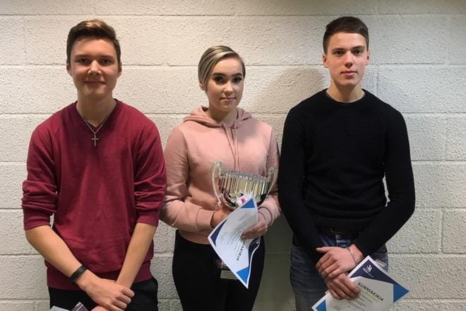 Kauhavan yläkoulun ykkösjoukkue Kaapo Kankaanpää (vas.), Vilma Nieminen ja Niko Vuorijärvi jatkavat Taitaja9-taivaltaan joulukuussa.