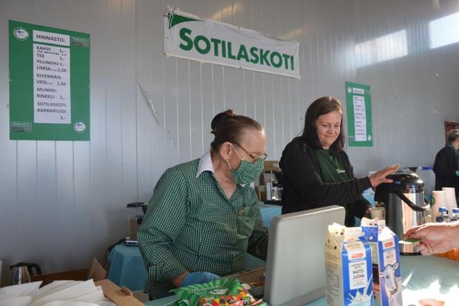 Seija Koski ja Johanna Haapaharju kertoivat, että Sotilaskotiyhdistyksen kahvilassa on pitänyt kiirettä. KUVAT: OUTI RANTALA