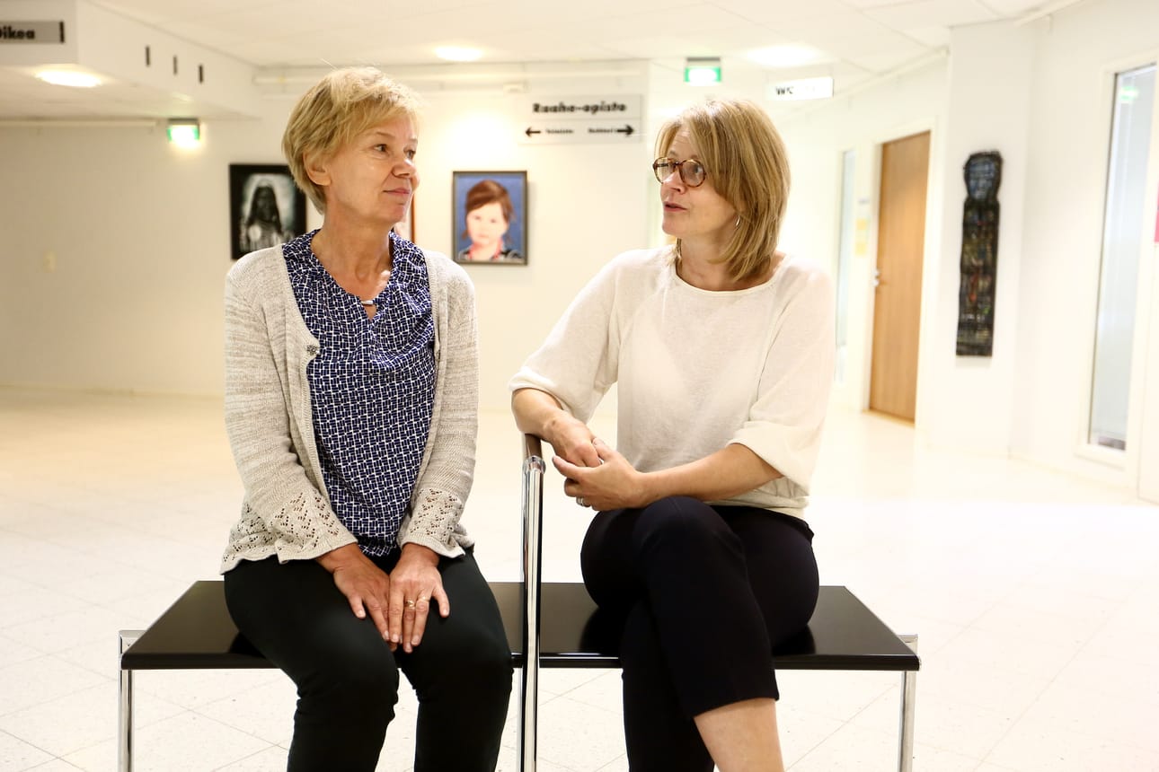 Ritva Mattila ja Anna-Maija Joensuu kertovat, että Raahe-opistolla on jälleen runsaasti kurssitarjontaa lapsille.
