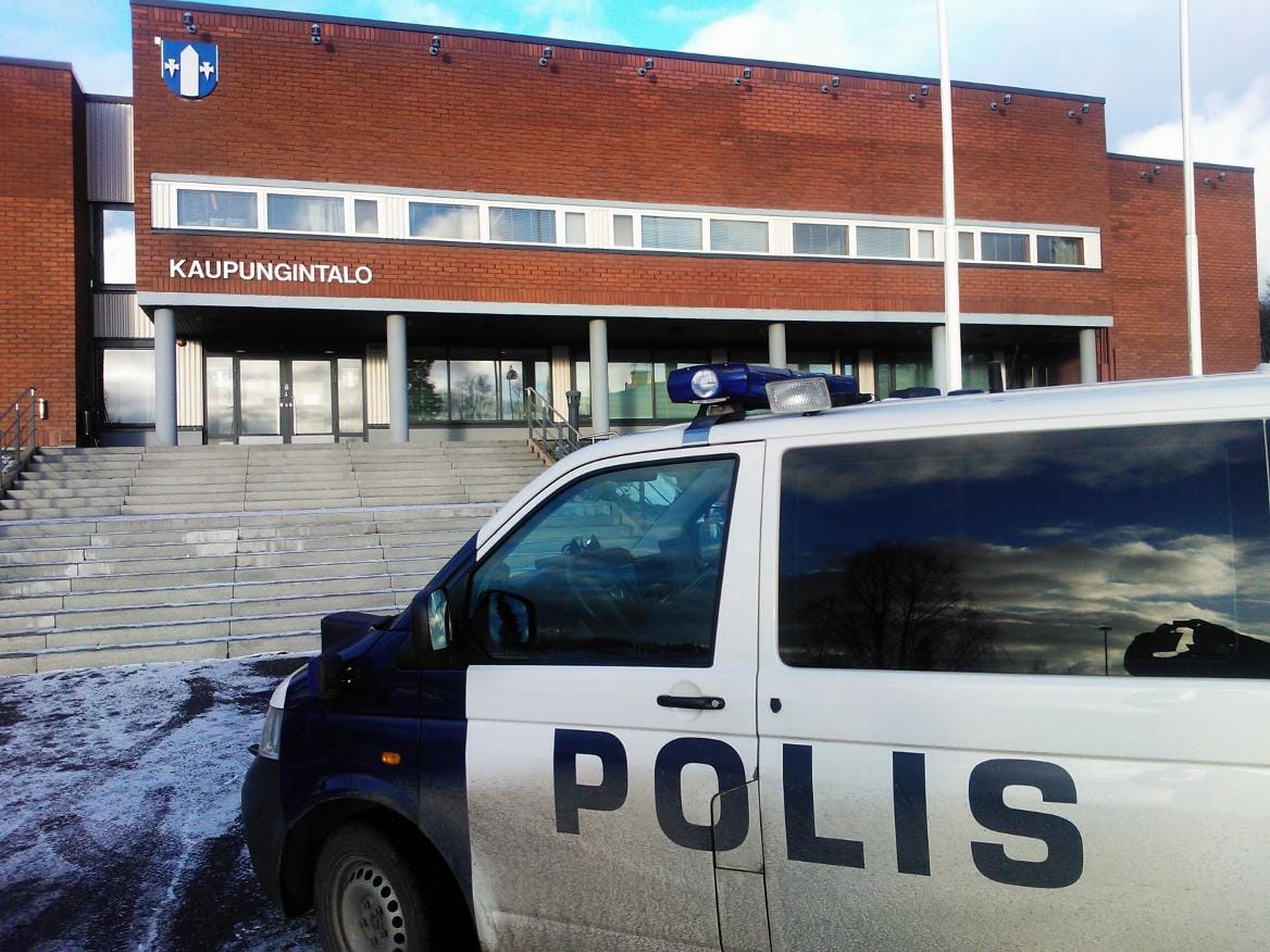 Pyhäjärven kaupungintalolle ei päästetä ketään sisään.