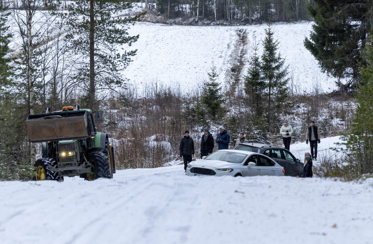 Mirva Karppinen ajautui sunnuntaina ojaan vaarallisen liukkaalla Pilpaseläntiellä. Toiselle autoilijalle kävi hetkeä myöhemmin samoin.
