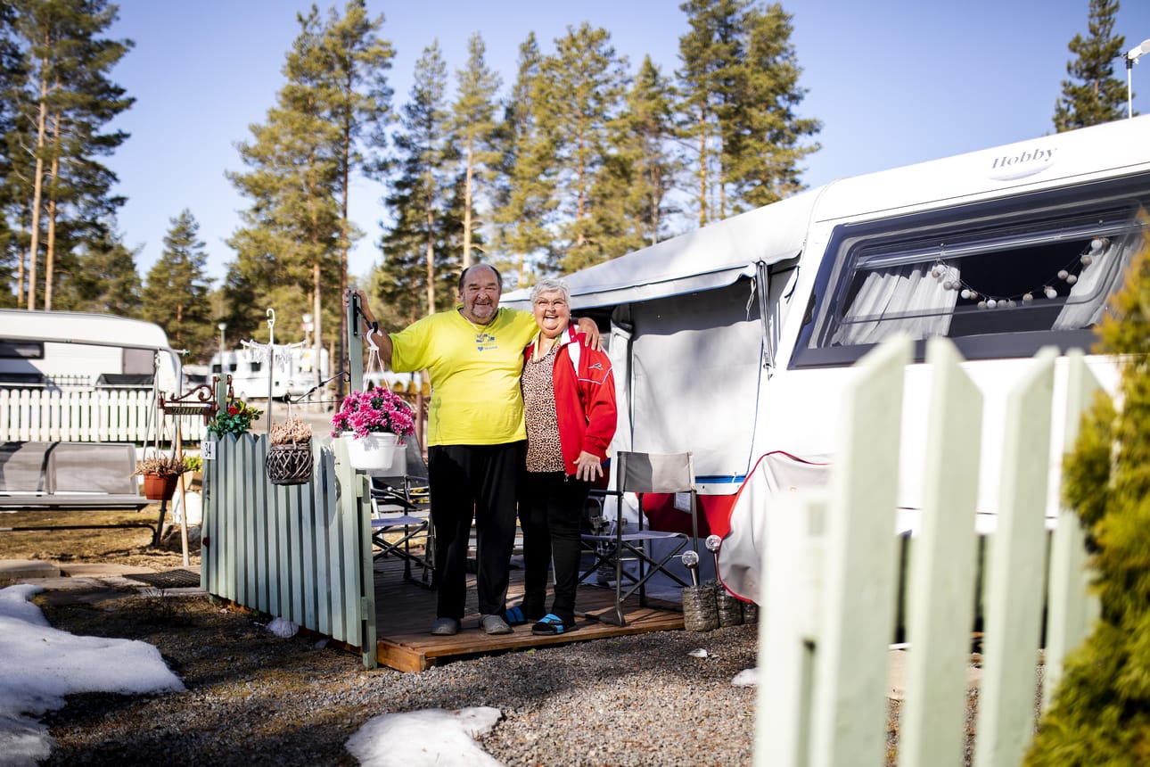 Nokialaiset Irma ja Raimo Johannes Marttila ovat jo asemissa tutussa paikassaan leirintäalueella. Pariskunta on viettänyt kesiä Kalajärvellä jo vuosikymmeniä.
