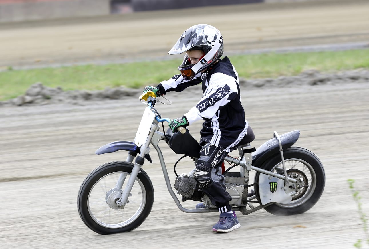 Juniorikuljettaja speedway-pyörän ohjaimissa Routakallion radalla.