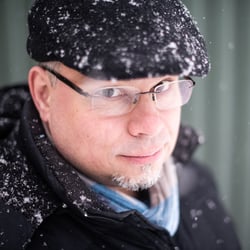 Tommi Kinnusen kuudes romaani sukeltaa taas unohdettuun historiaan — kirjailijaa järkytti tieto, ettei Suomi vaatinut partisaanien sieppaamia naisia takaisin vankileireiltä