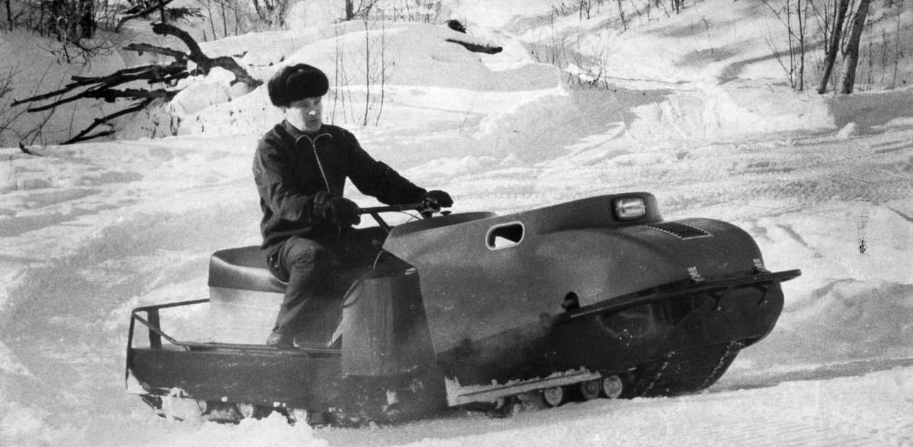 Vuoden 1972 oululainen moottorikelkka, jossa moottori oli keulassa ja vetävät telat sekä keula- että peräosan alla. Oululaiset moottorikelkat kehitettiin insinööritoimisto Pentti Karhin työpajassa Oulujoella.