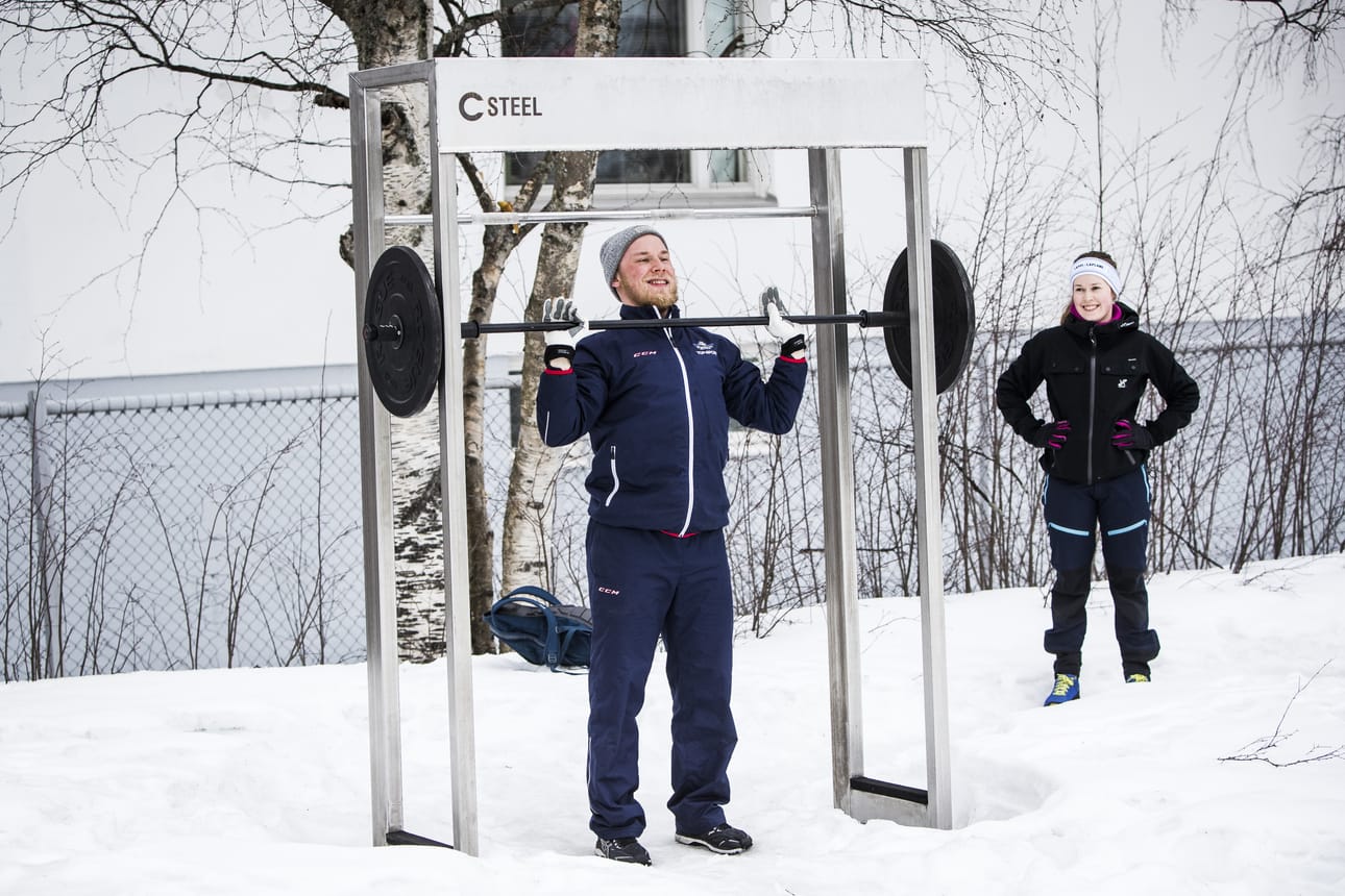ROVANIEMI. Tommi Siliämaa ja Laura Pahkala ovat käyneet joka toinen päivä Rovaniemen Keskuskentällä nostelemassa painoja: "Pystyy tekemään edes jotain muuta kuin olemaan kotona."