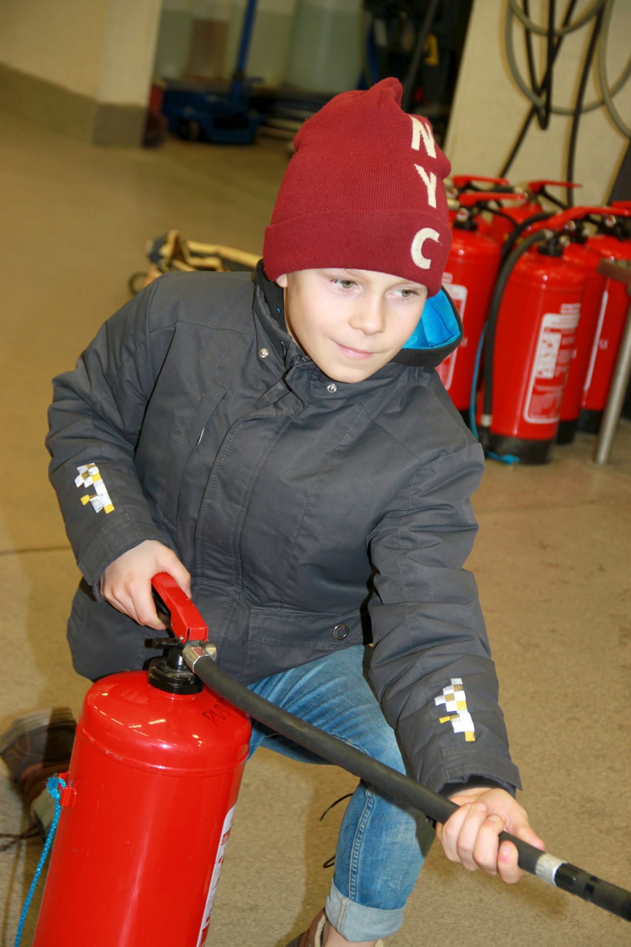 Pudasjärven VPK:n nuoriso-osaston Samu Riekki näyttää mallia, miten tuli taltutetaan.