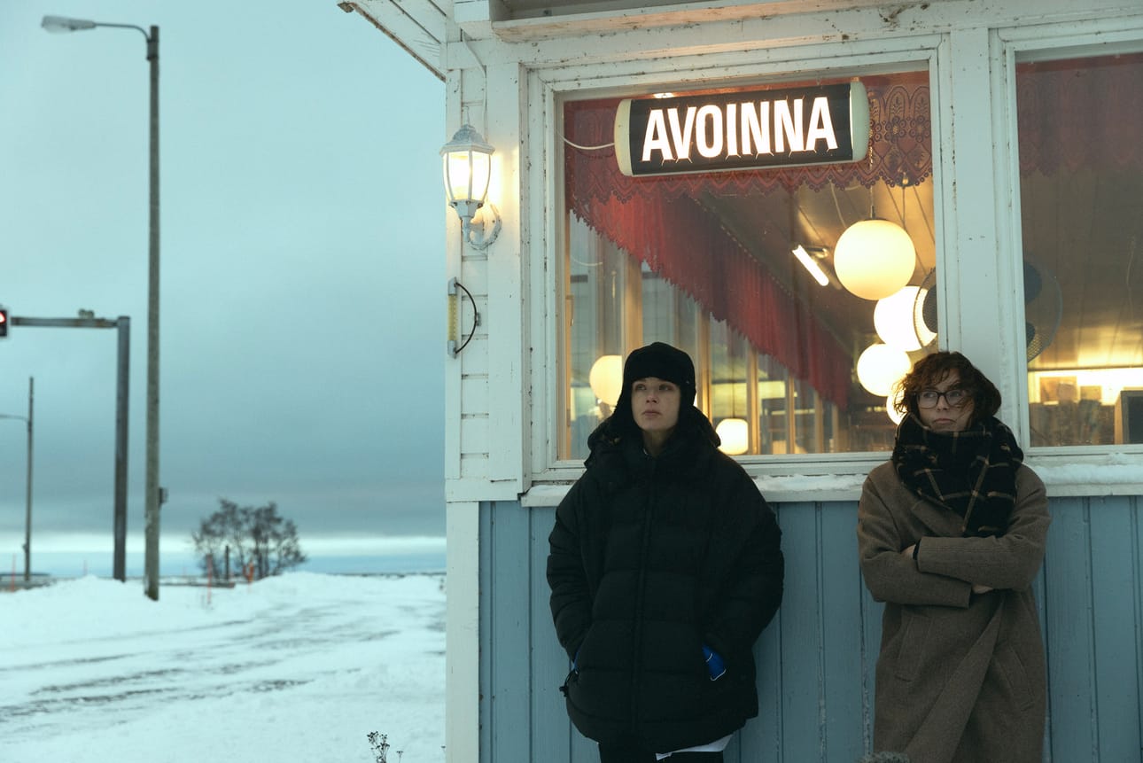 Ripen (Alina Tomnikov, vas.) ja Nooran (Iina Kuustonen) symbioottinen ystävyys on muutoksessa, sillä Noora on menossa naimisiin.