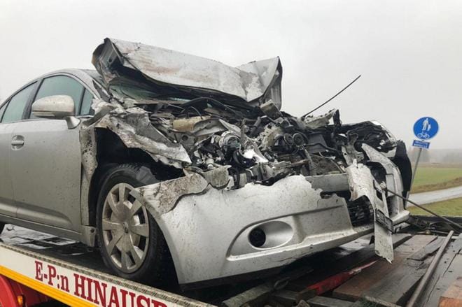 Henkilöauton kuljettaja pääsi onnettomuuden jälkeen itse autosta ulos. KUVAT: JUHA PELTOMÄKI