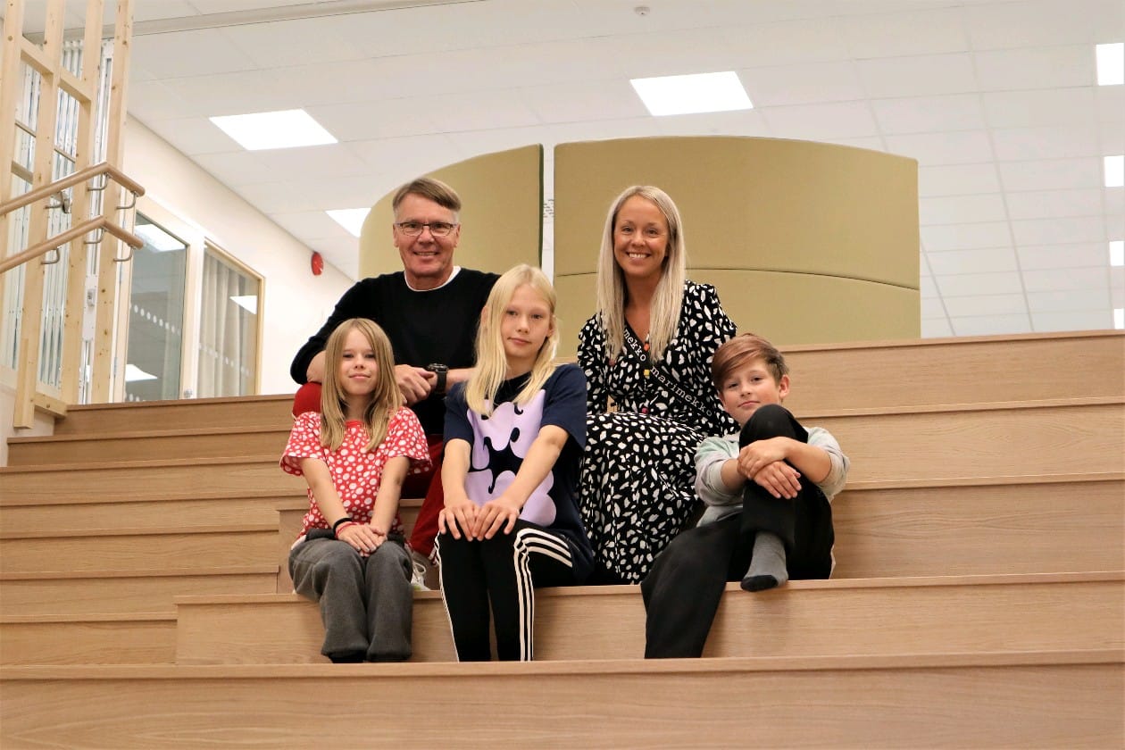 Esa Viitasalo on Variskan koulun alkuperäinen opettaja, ja hän toimi aikanaan Pauliina Lehtisen luokanvalvojana. Lehtinen aloitti syksyllä Variskan yhtenäiskoulun luokanopettajana. Opinportailla istuvat myös Lehtisen viidesluokkalaiset oppilaat Peppi Kuusjärvi, Venla Ojaniemi ja Eemeli Salmela