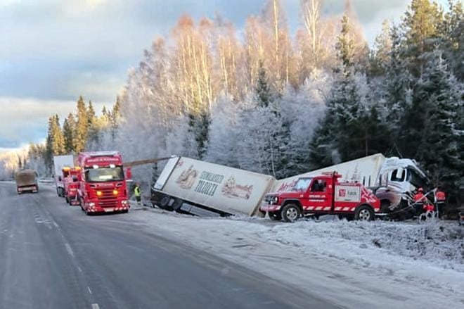 Onnettomuus tapahtui Ilmajoella noin kolme kilometriä ennen Jalasjärven rajaa. KUVA: JOUNI HÄNNINEN
