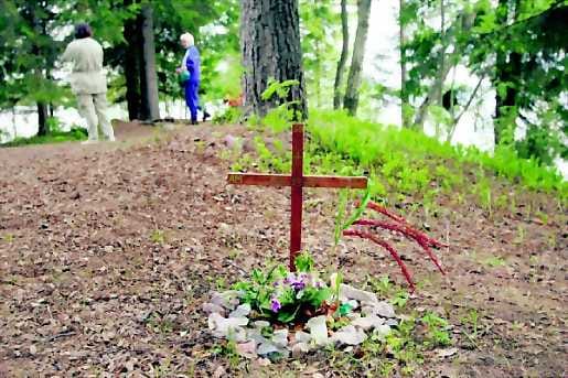 Bodomin oikeudenkäynti alkoi torstaina. Kuva murhapaikalta Bodominjärven rannalta, johon oli tuotu uusi risti toukokuussa 2004.