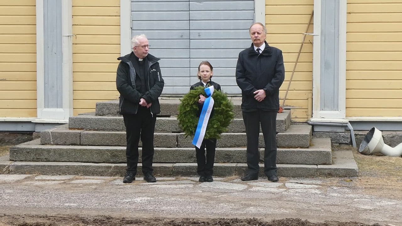 Seppeleen lasku kansallisessa veteraanipäivänjuhlassa Muhoksen sankarihautausmaalla.