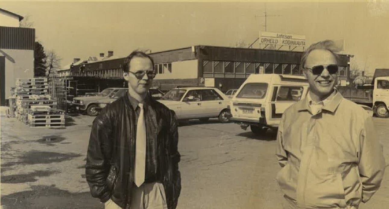 Lehtisen tavaratalo ja kodinrauta menivät yhteen vuonna 1988. Kuvassa Aarne (oikealla) ja Aki Lehtinen. Arkistokuva.