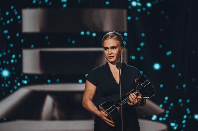 Lappajärveläinen ex-painija Petra Olli vastaanotti Suomen Urheilugaalassa 2021 Vuoden esikuva -palkinnon. KUVA: Urheilugaala/Janina Pitkänen.