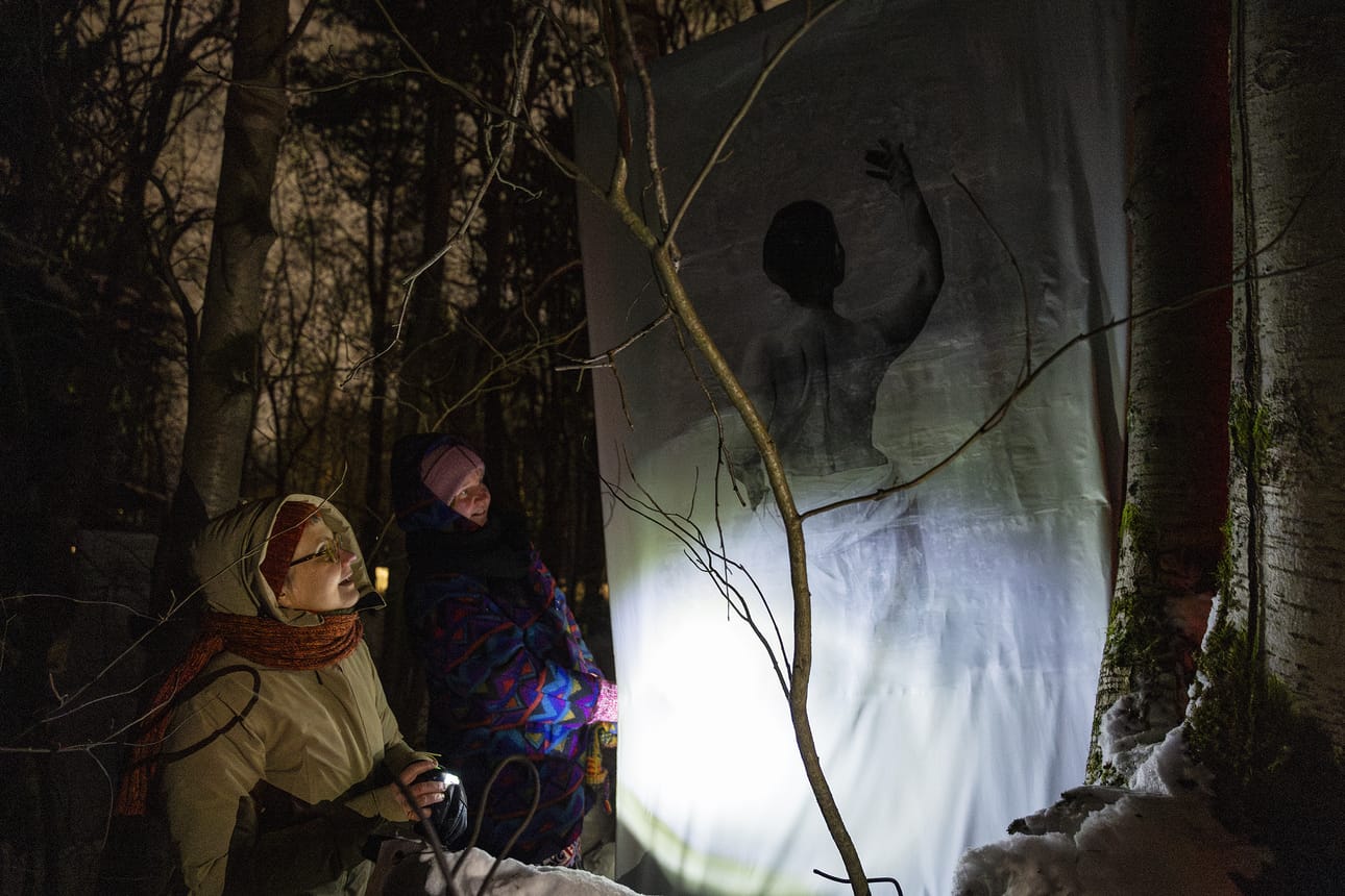 Valo, jää -valotaidepolun varrella Pikisaaressa on viisi teosta, jotka pureutuvat saaren historiaan. Lukuvuonna 1940–1941 Pikisaaressa toimi Oulun vapaa taidekoulu. Niinpä Leena Kankaan (vas.) ja Henna Raitalan yhteinen teos Metsätanssi on omistettu Hilkalle, taidekoulun mallille. Kuvassa työstä puuttuu vielä siihen kuuluva valaistus.