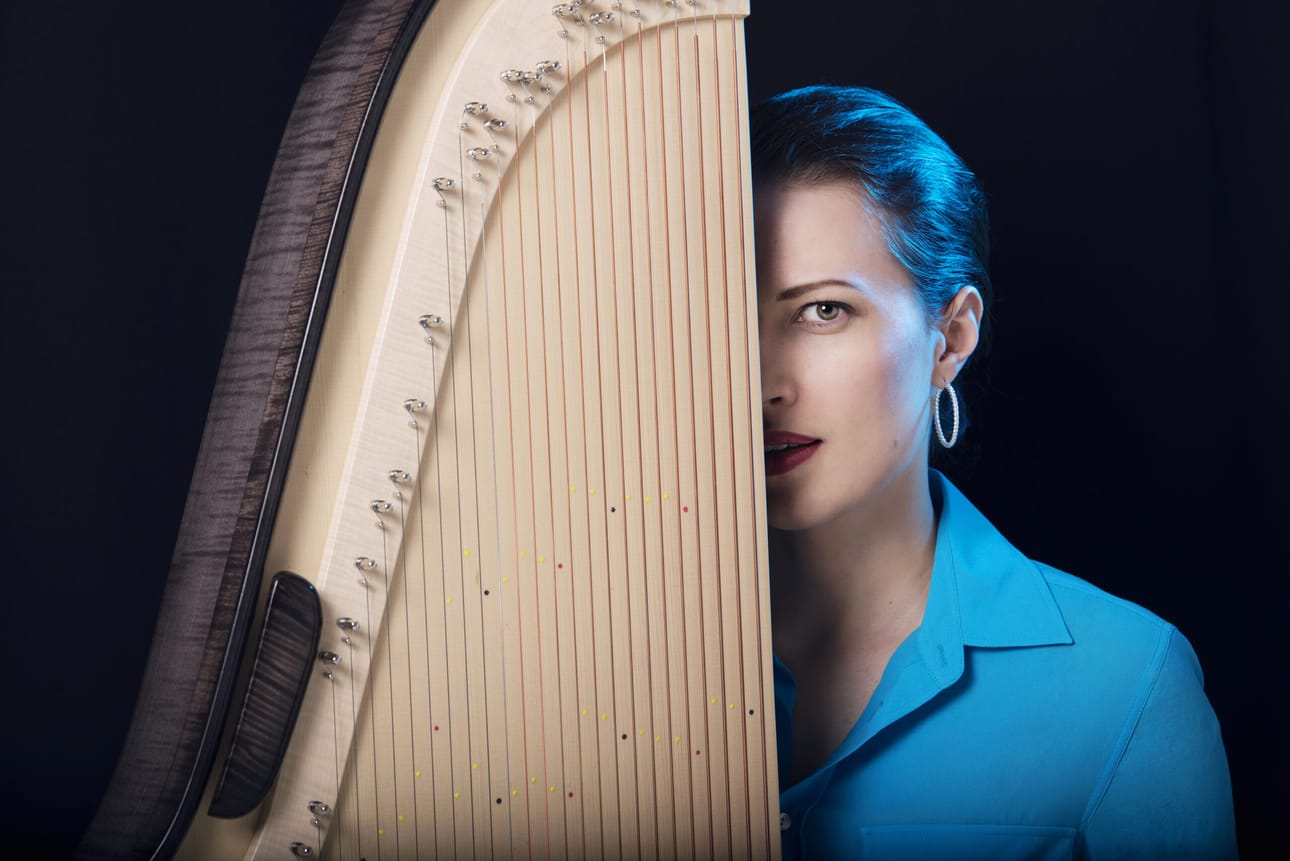 Klassisen musiikin koulutuksen saanut Ida Elina on kehittänyt oman uniikin tyylinsä soittaa kanteletta.